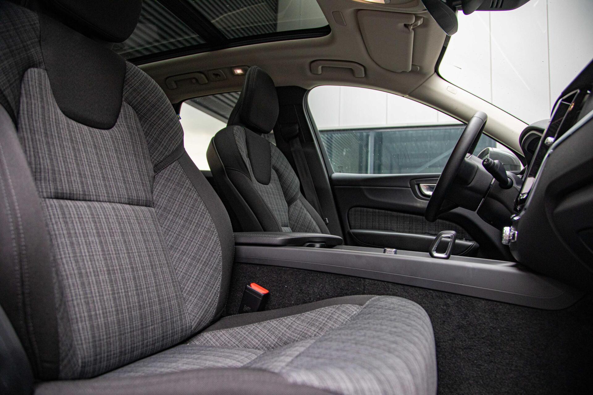 Volvo XC60 2.0 T6 Plug-in hybrid AWD Core Bright Pano|Trekhaak