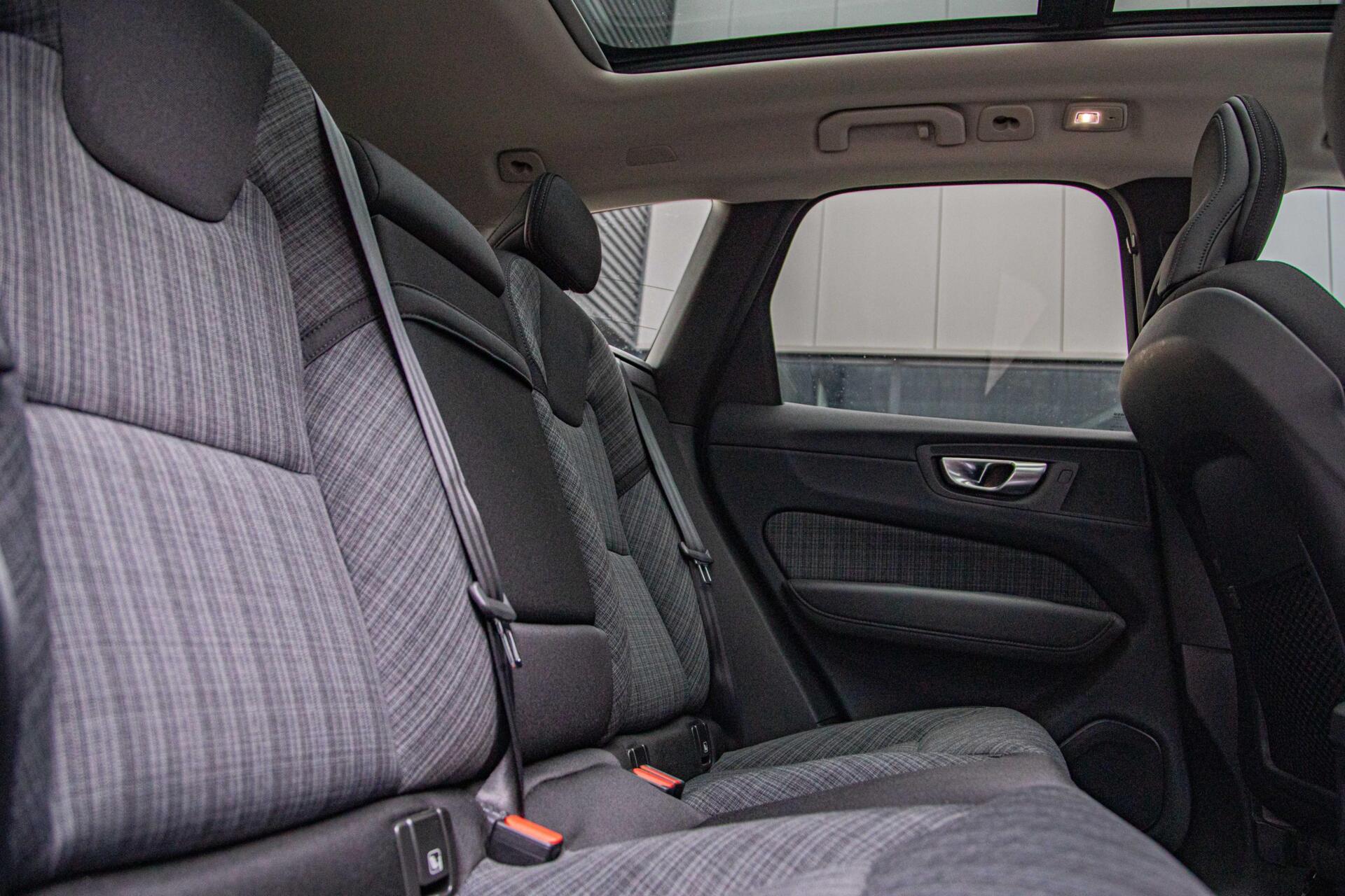 Volvo XC60 2.0 T6 Plug-in hybrid AWD Core Bright Pano|Trekhaak