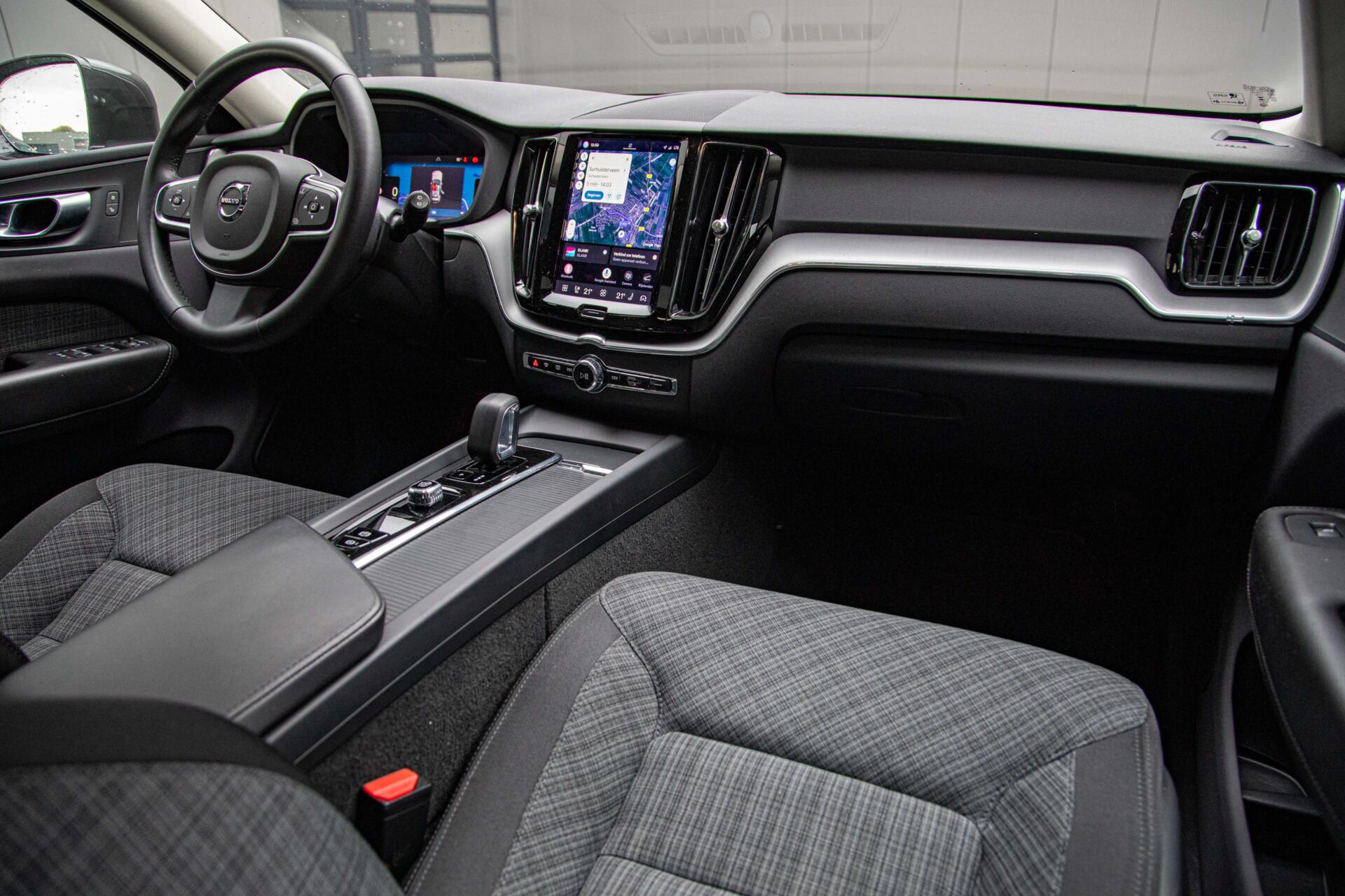 Volvo XC60 2.0 T6 Plug-in hybrid AWD Core Bright Pano|Trekhaak