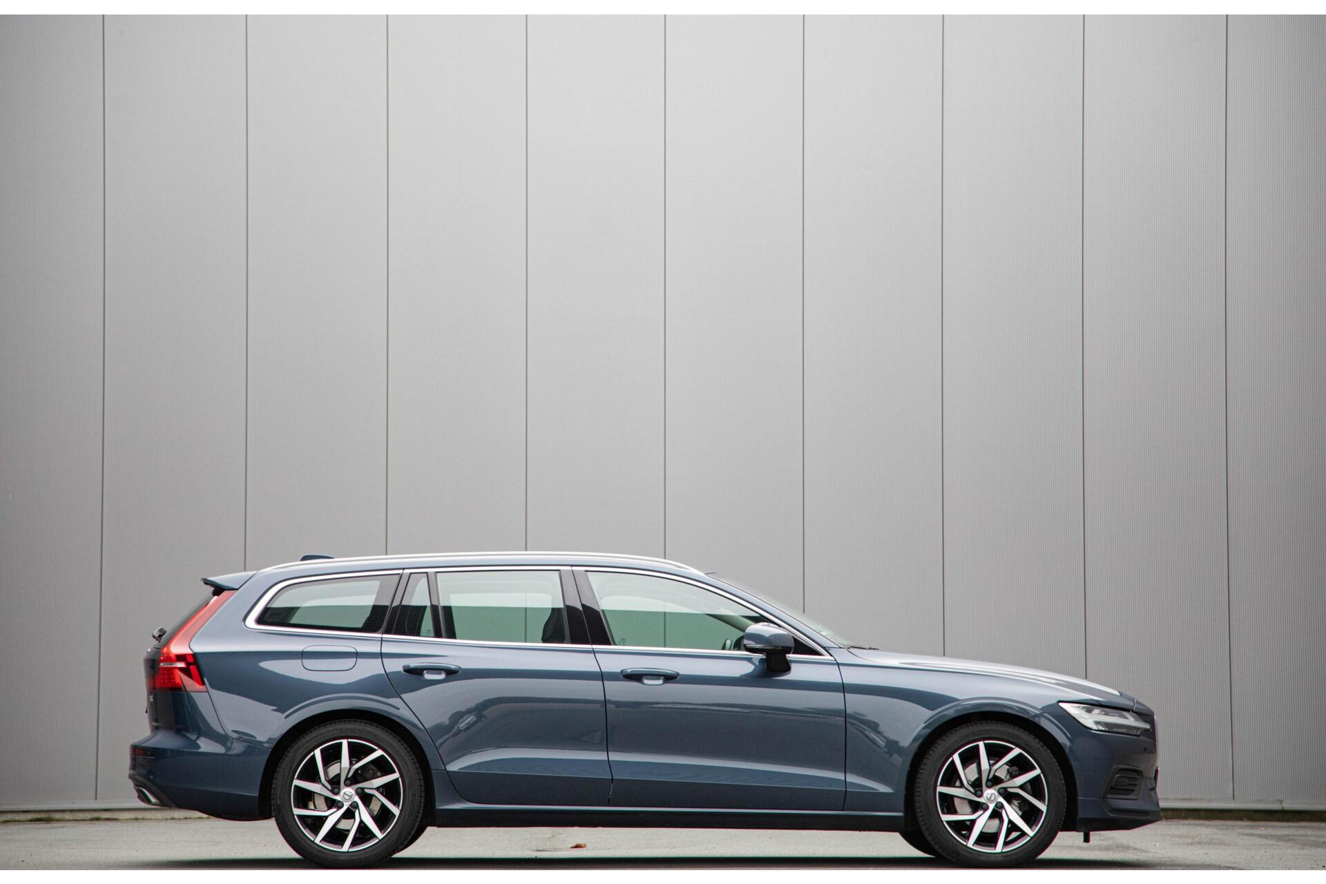 Volvo V60 - 2.0 T4 Momentum Pro Ori.NL|Trekhaak|Carplay|2e Eig