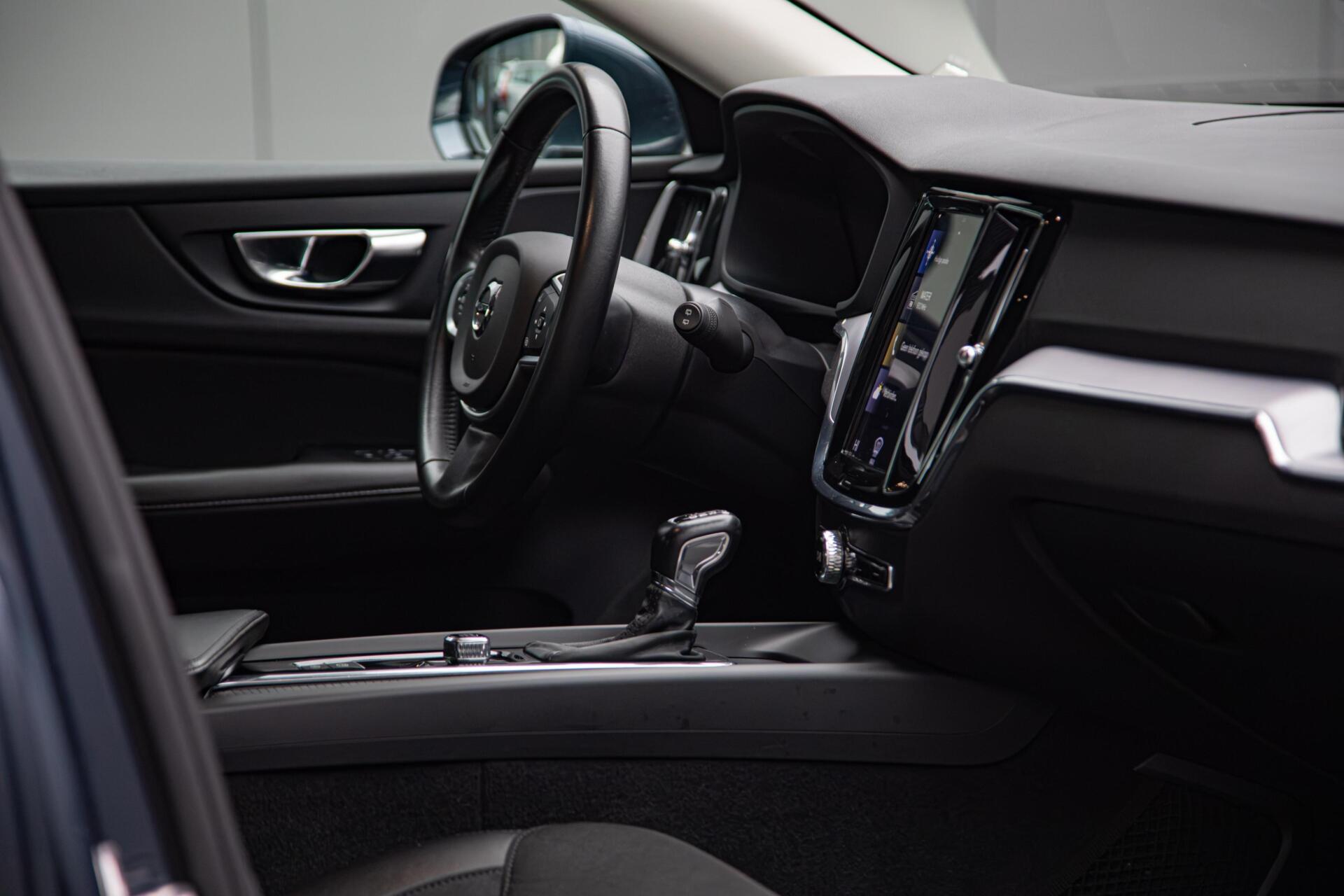 Volvo V60 2.0 T4 Momentum Pro Ori.NL|Trekhaak|Carplay|2e Eig