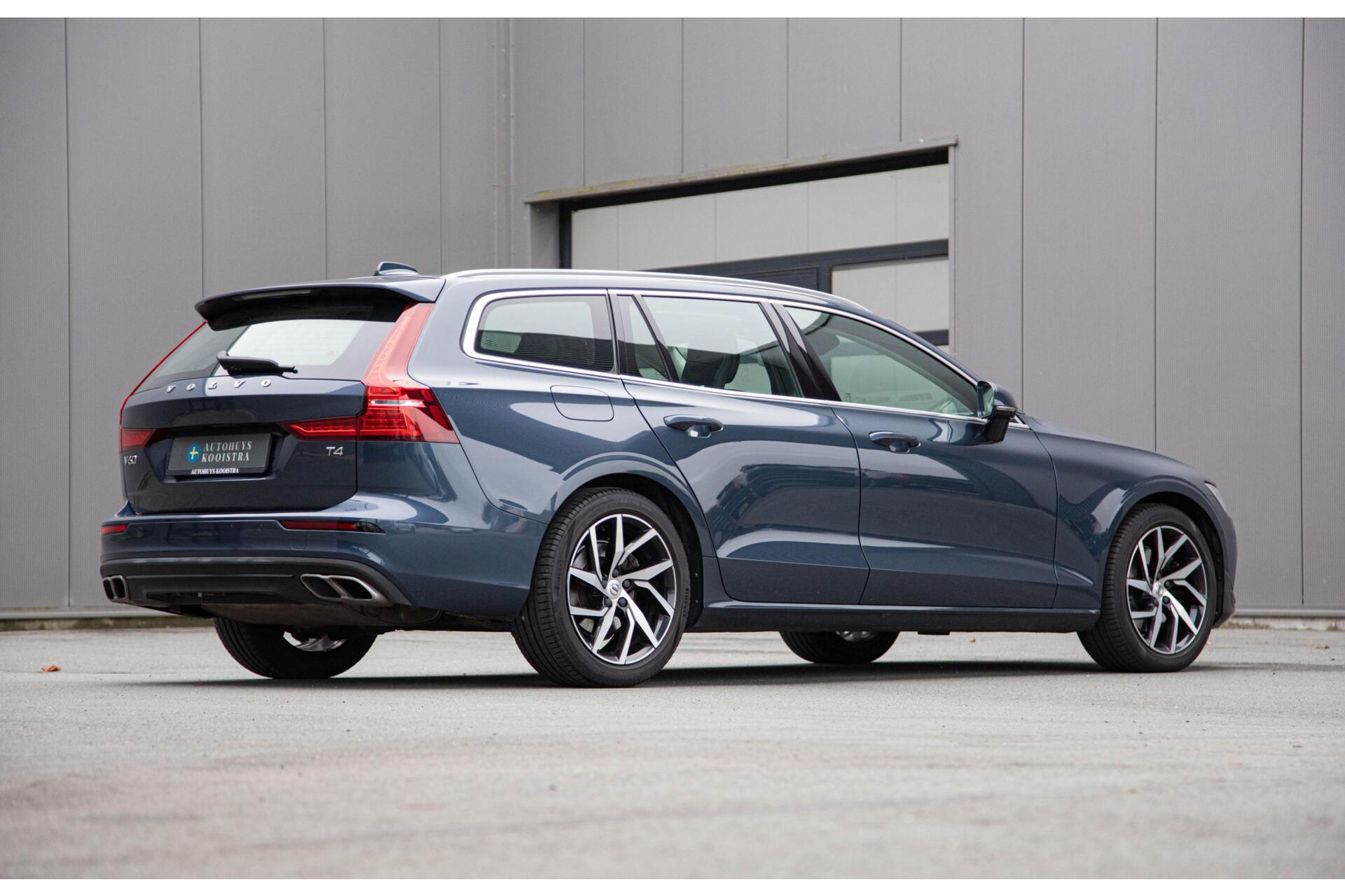 Volvo V60 2.0 T4 Momentum Pro Ori.NL|Trekhaak|Carplay|2e Eig