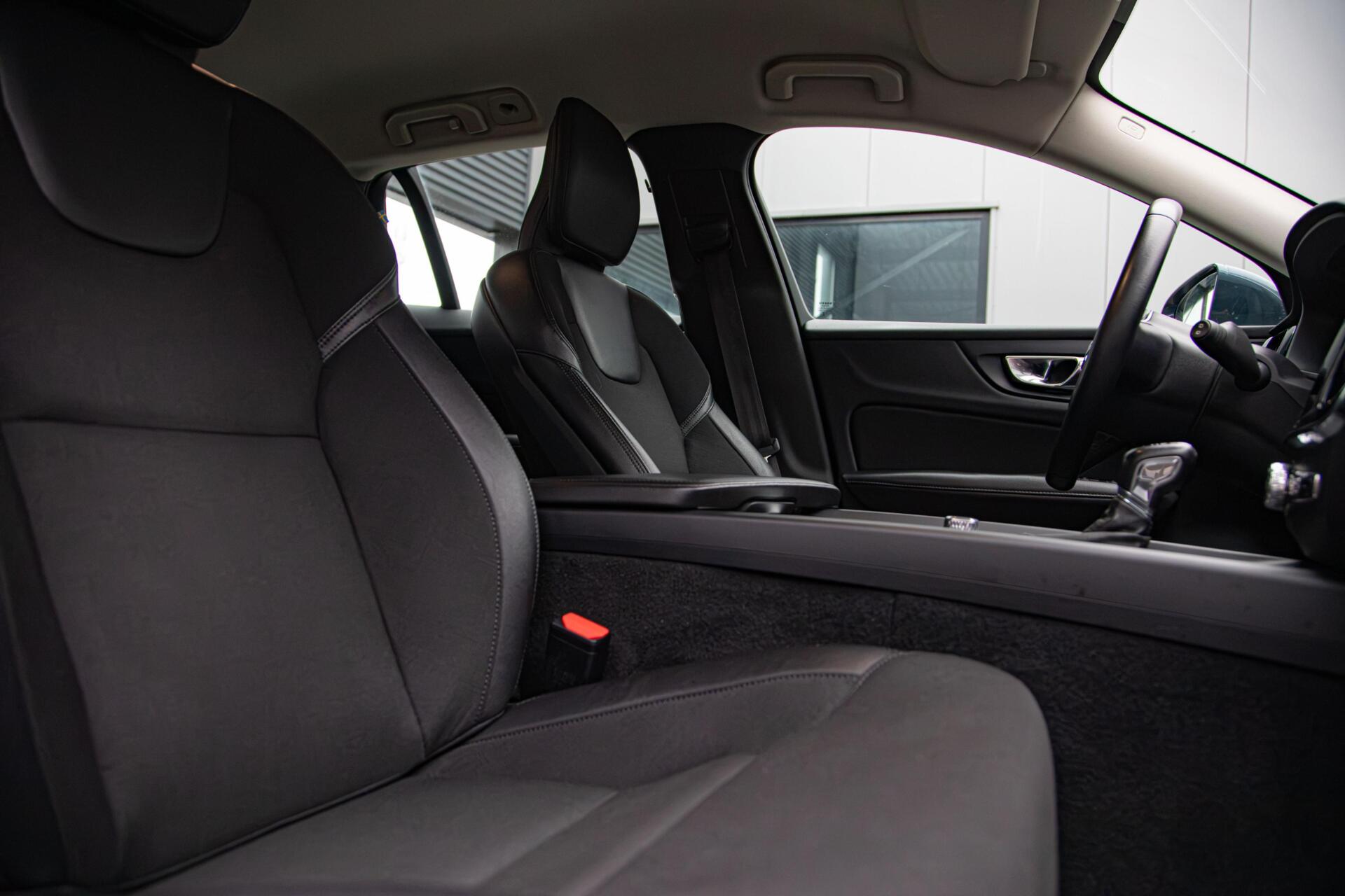 Volvo V60 2.0 T4 Momentum Pro Ori.NL|Trekhaak|Carplay|2e Eig
