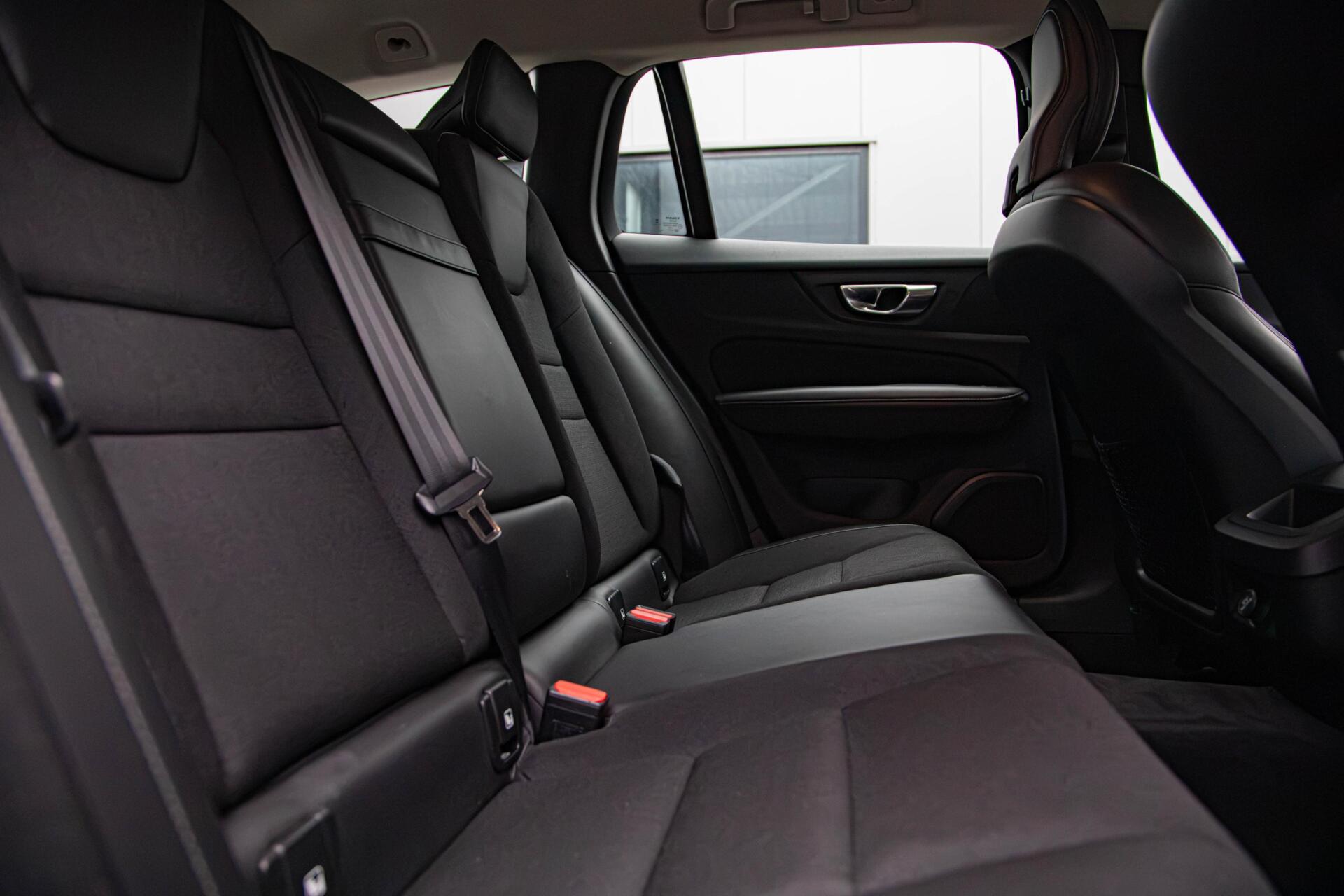 Volvo V60 2.0 T4 Momentum Pro Ori.NL|Trekhaak|Carplay|2e Eig
