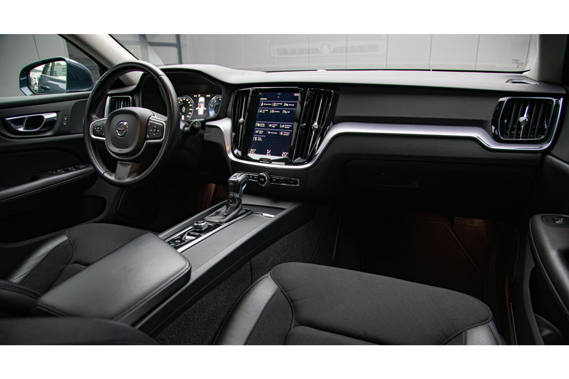 Volvo V60 2.0 T4 Momentum Pro Ori.NL|Trekhaak|Carplay|2e Eig