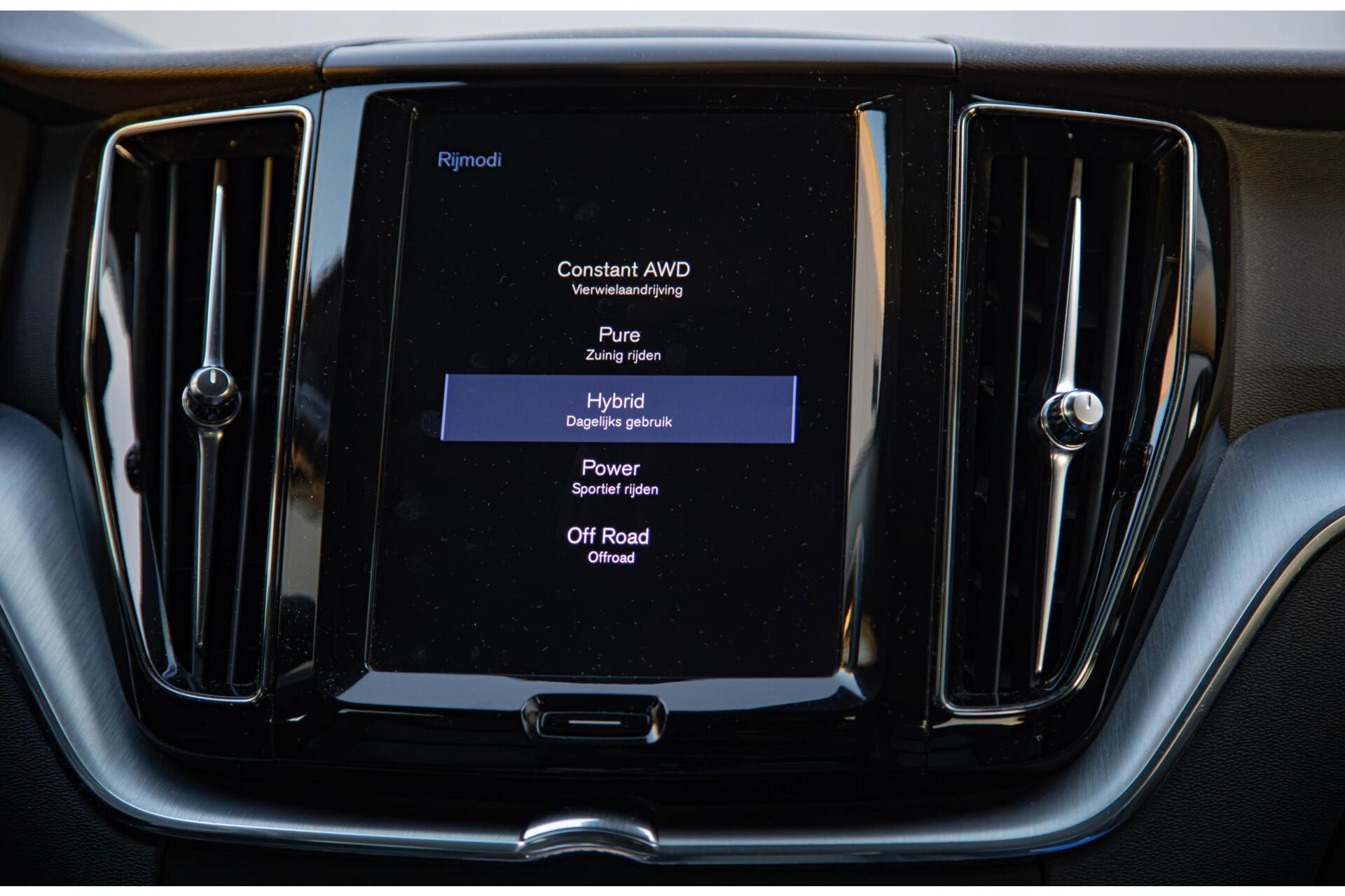Volvo XC60 2.0 T8 Twin Engine AWD Momentum|Leder|Pano|360° Camera
