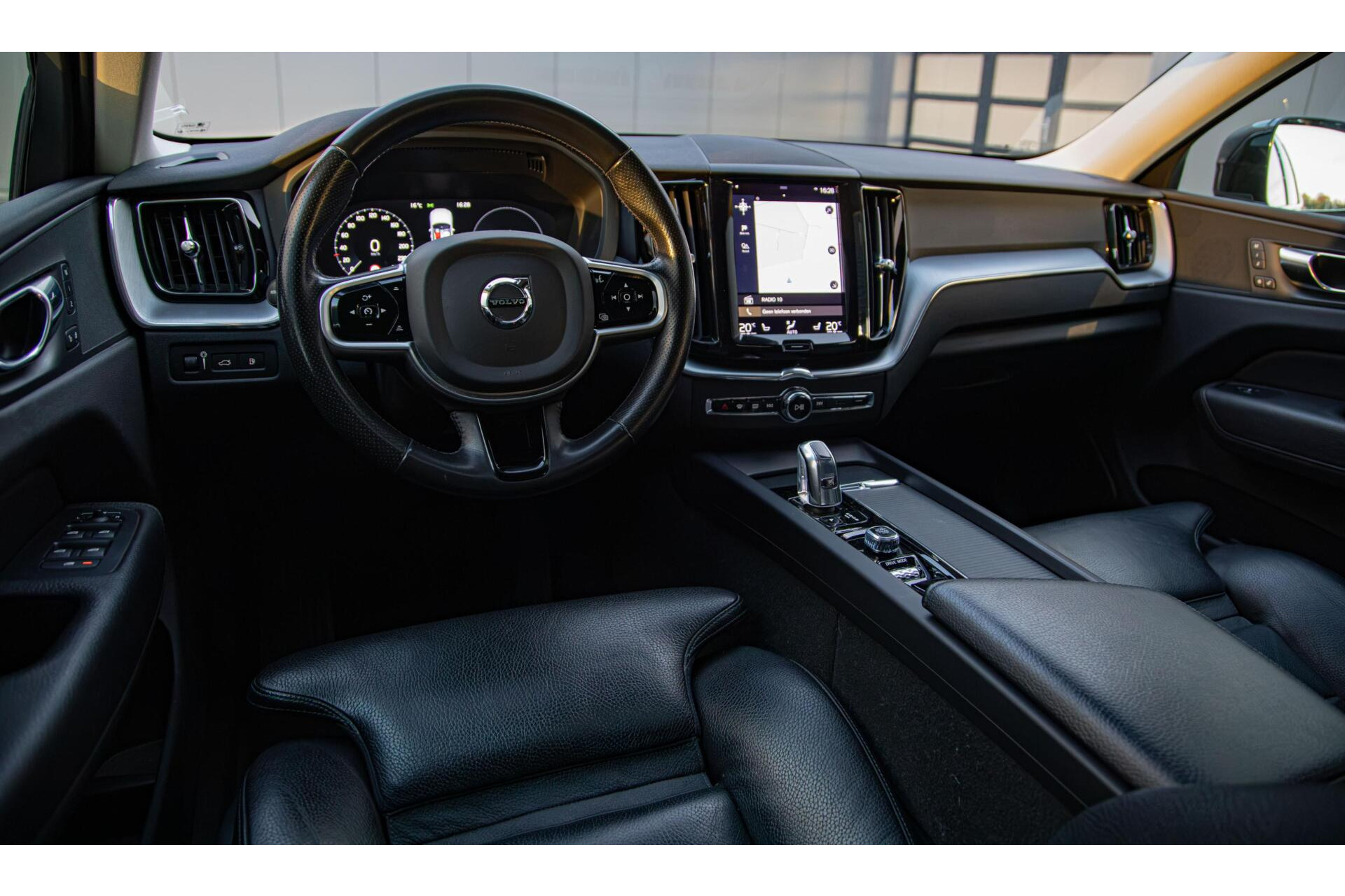 Volvo XC60 2.0 T8 Twin Engine AWD Momentum|Leder|Pano|360° Camera
