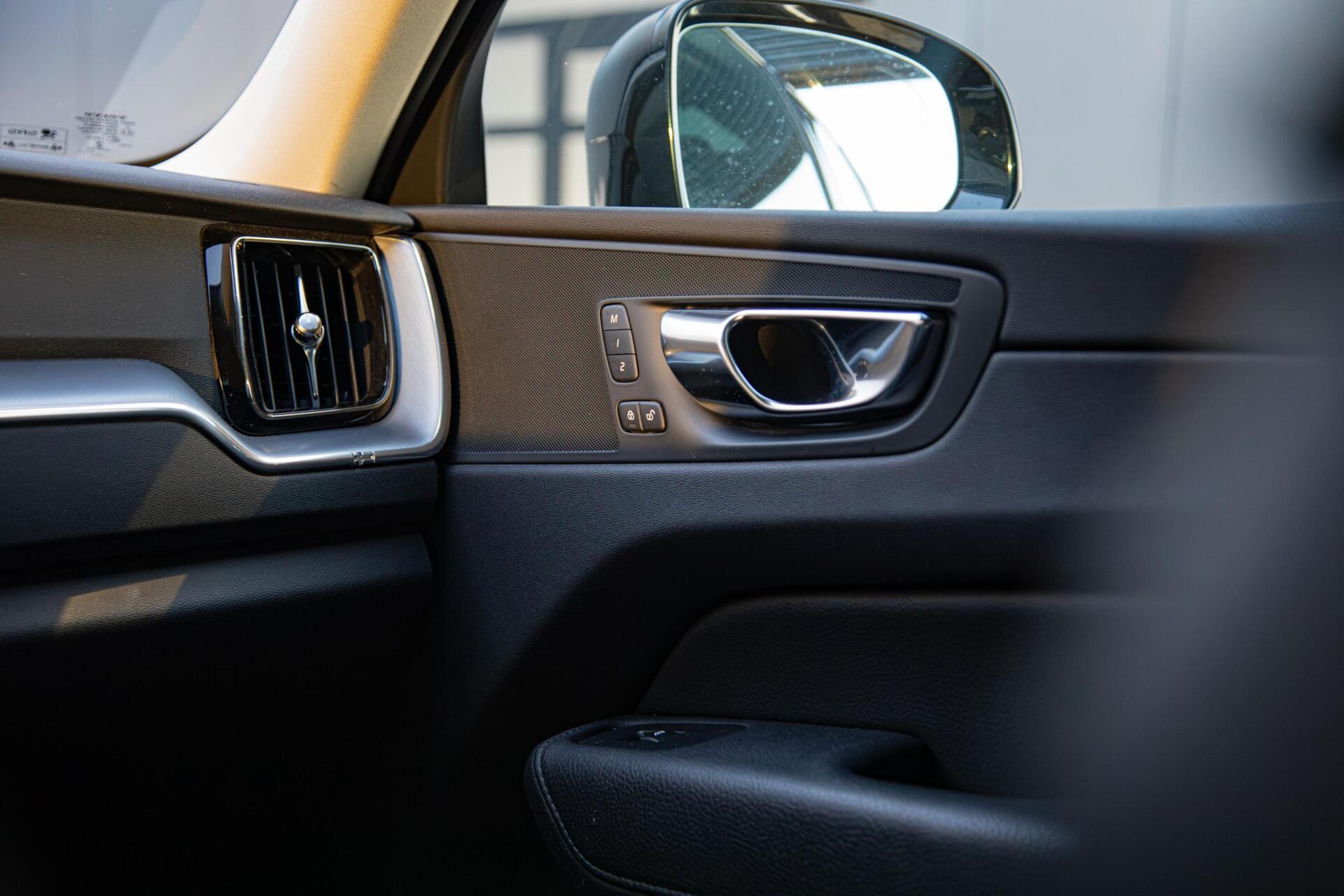 Volvo XC60 2.0 T8 Twin Engine AWD Momentum|Leder|Pano|360° Camera