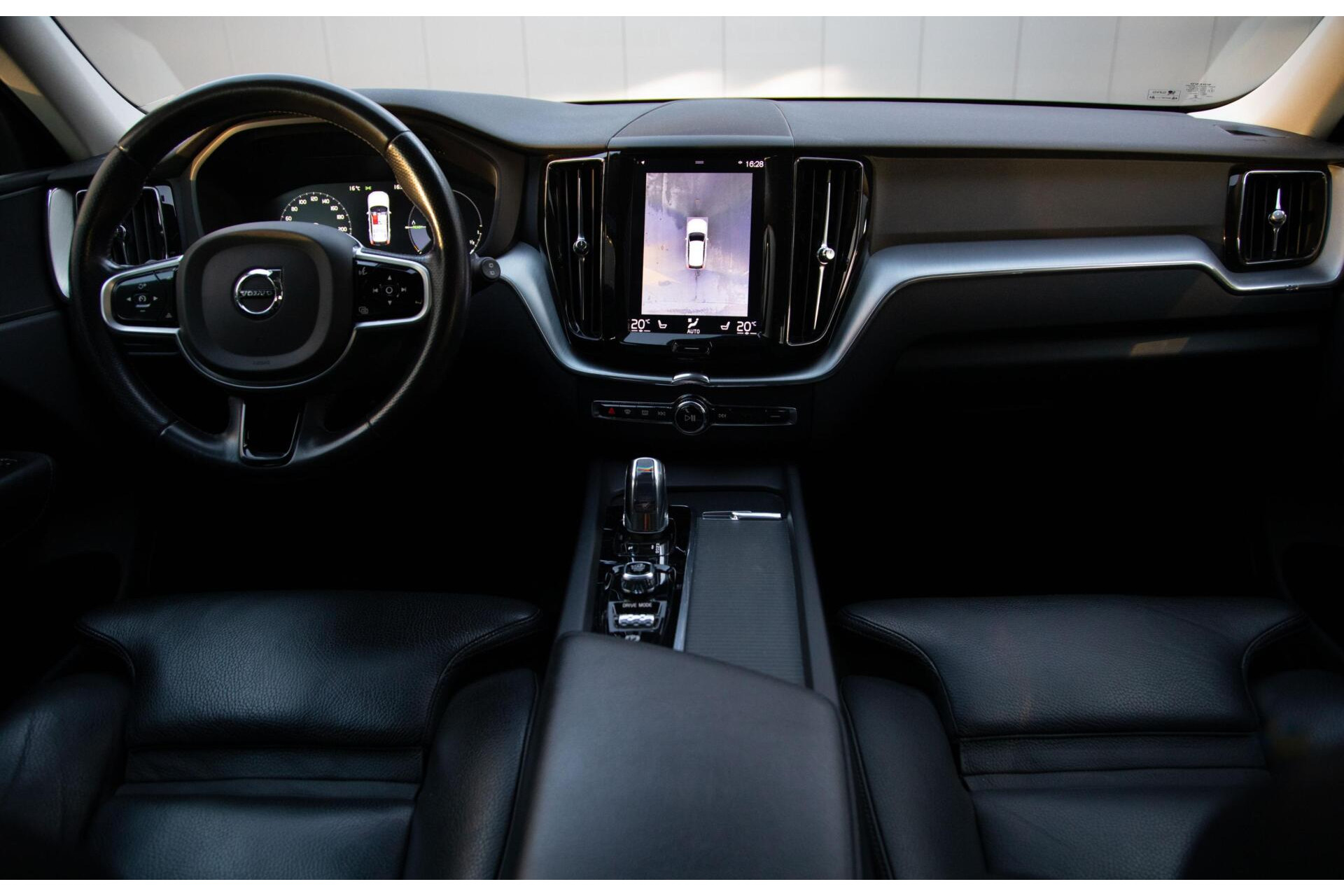 Volvo XC60 2.0 T8 Twin Engine AWD Momentum|Leder|Pano|360° Camera